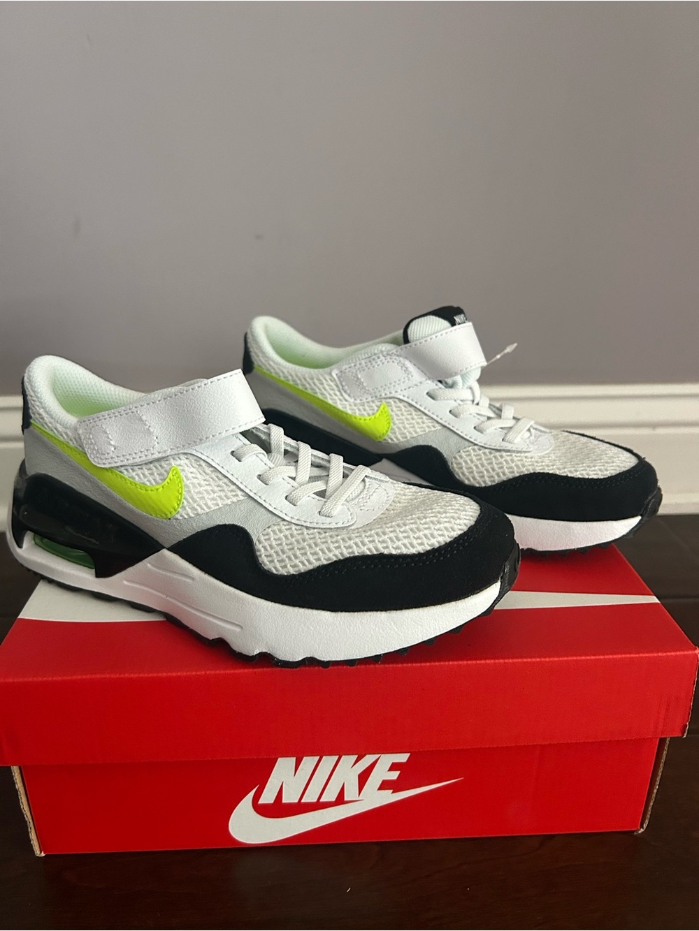 Nike Youth Air max Sneakers in White, Black & Neon Green boys 3